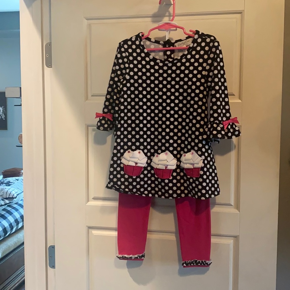 Emily Rose Brand - Size 6 Very Cute. Worn once.  Smoke Free Home